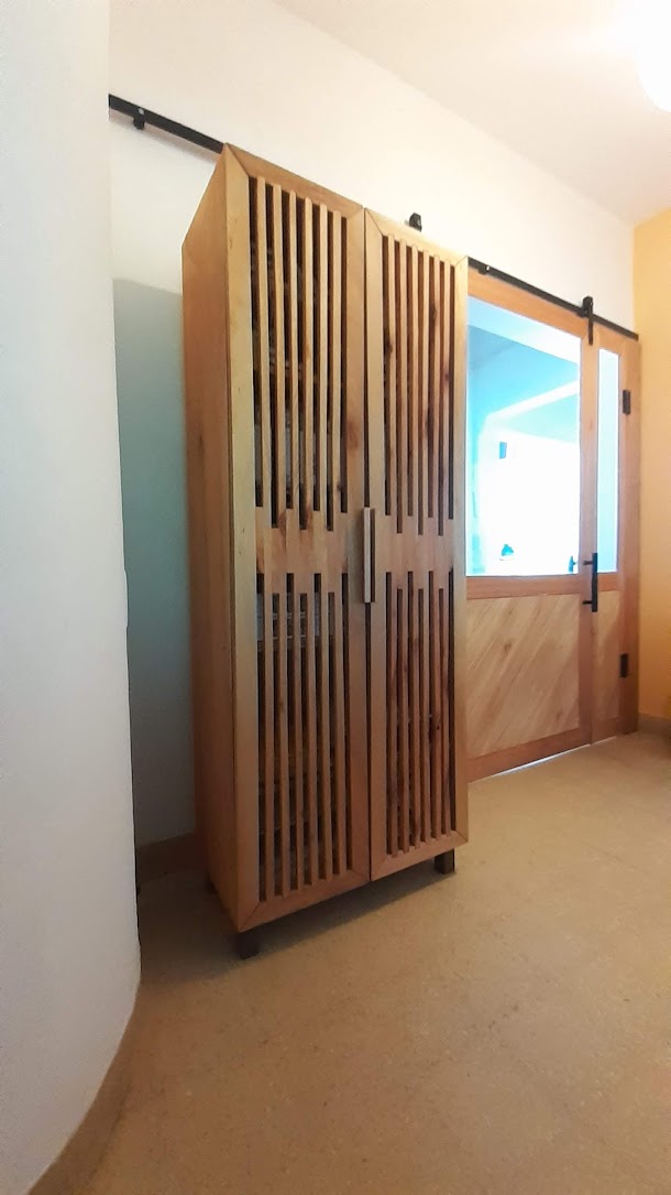 Biblioteca en madera. Estudio Gé, Montevideo, Ciudad de la costa