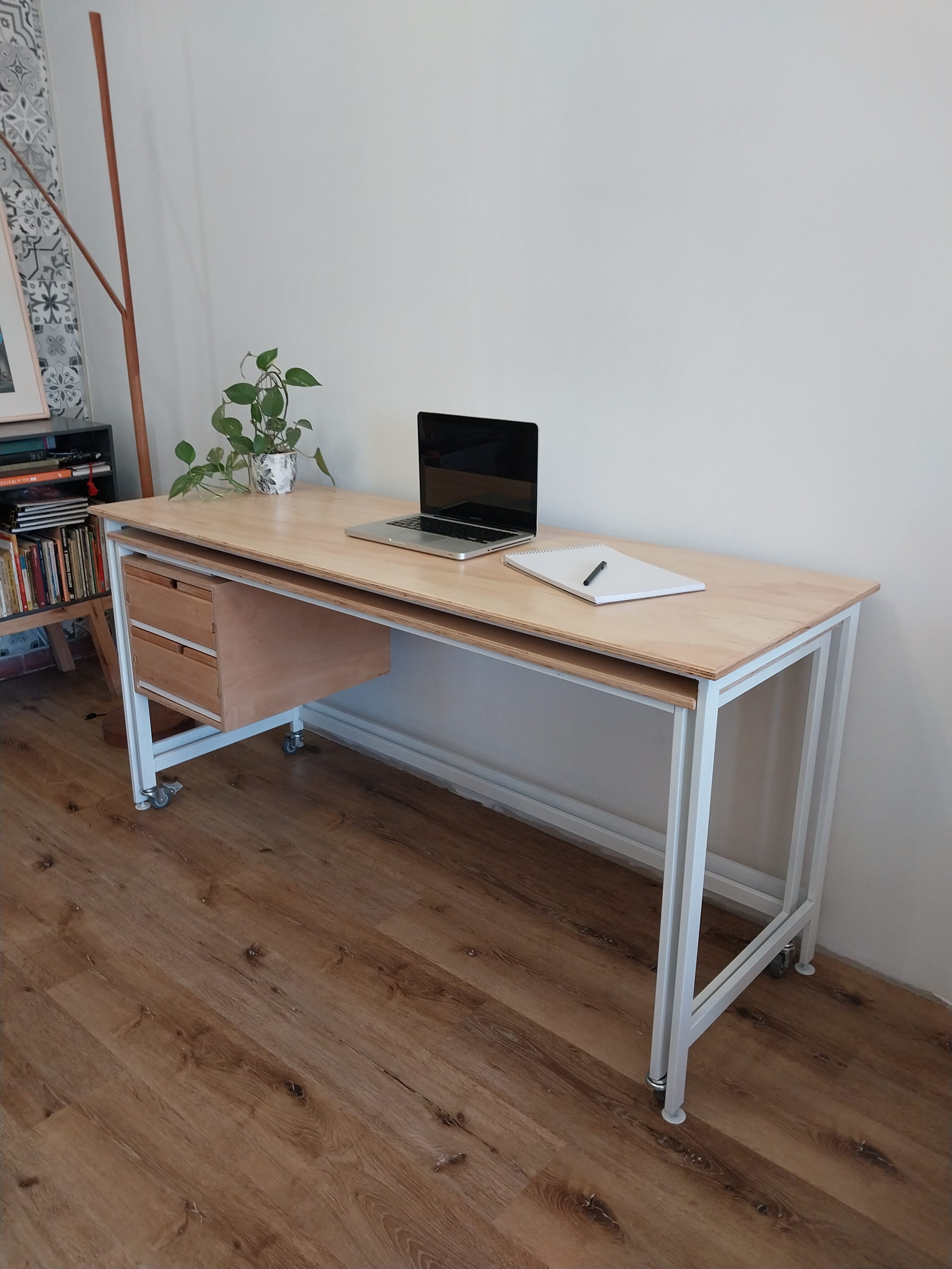 Escritorio en hierro y madera. Estudio Gé, Montevideo, Ciudad de la costa