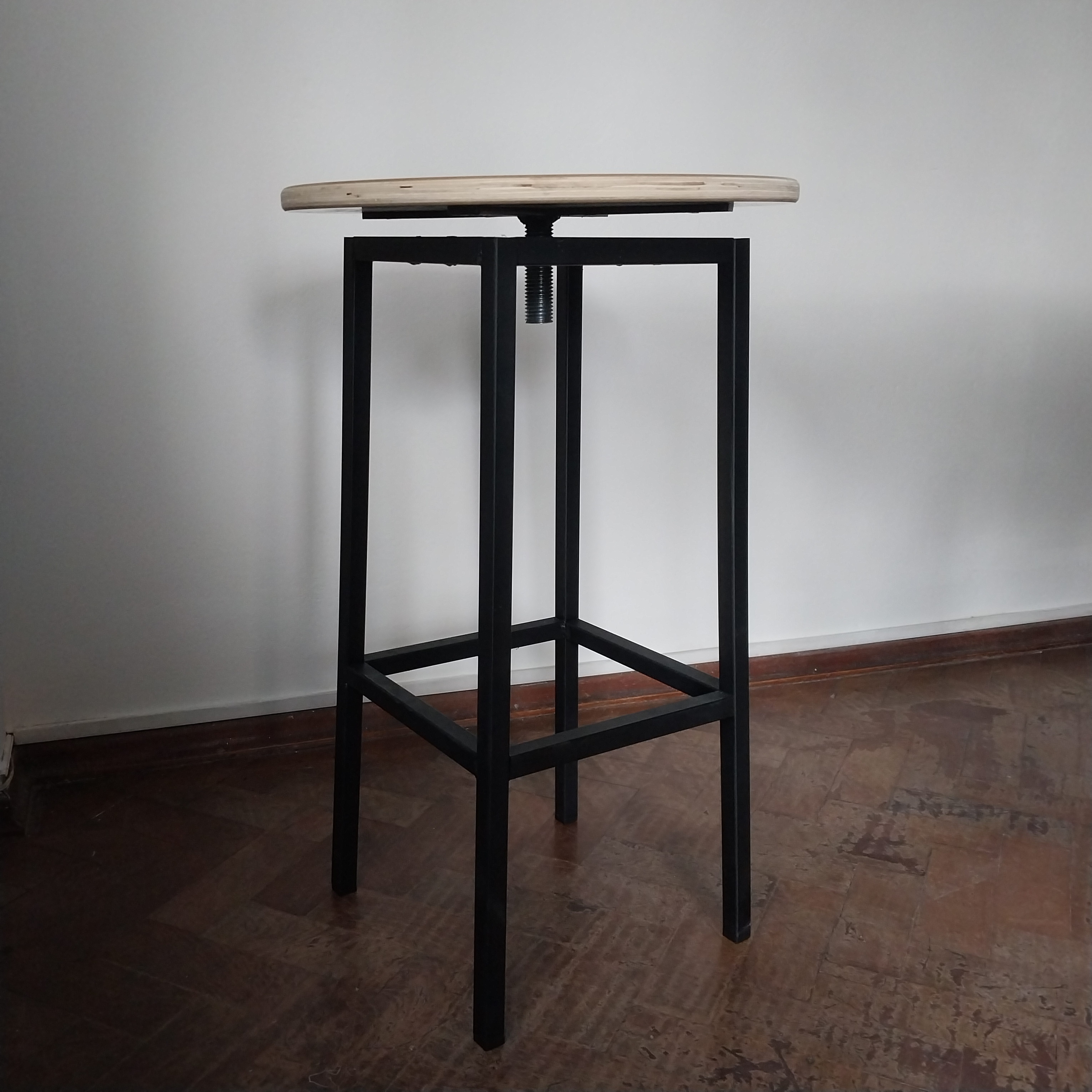 Banco hierro y madera. Estudio Gé, Montevideo, Ciudad de la costa