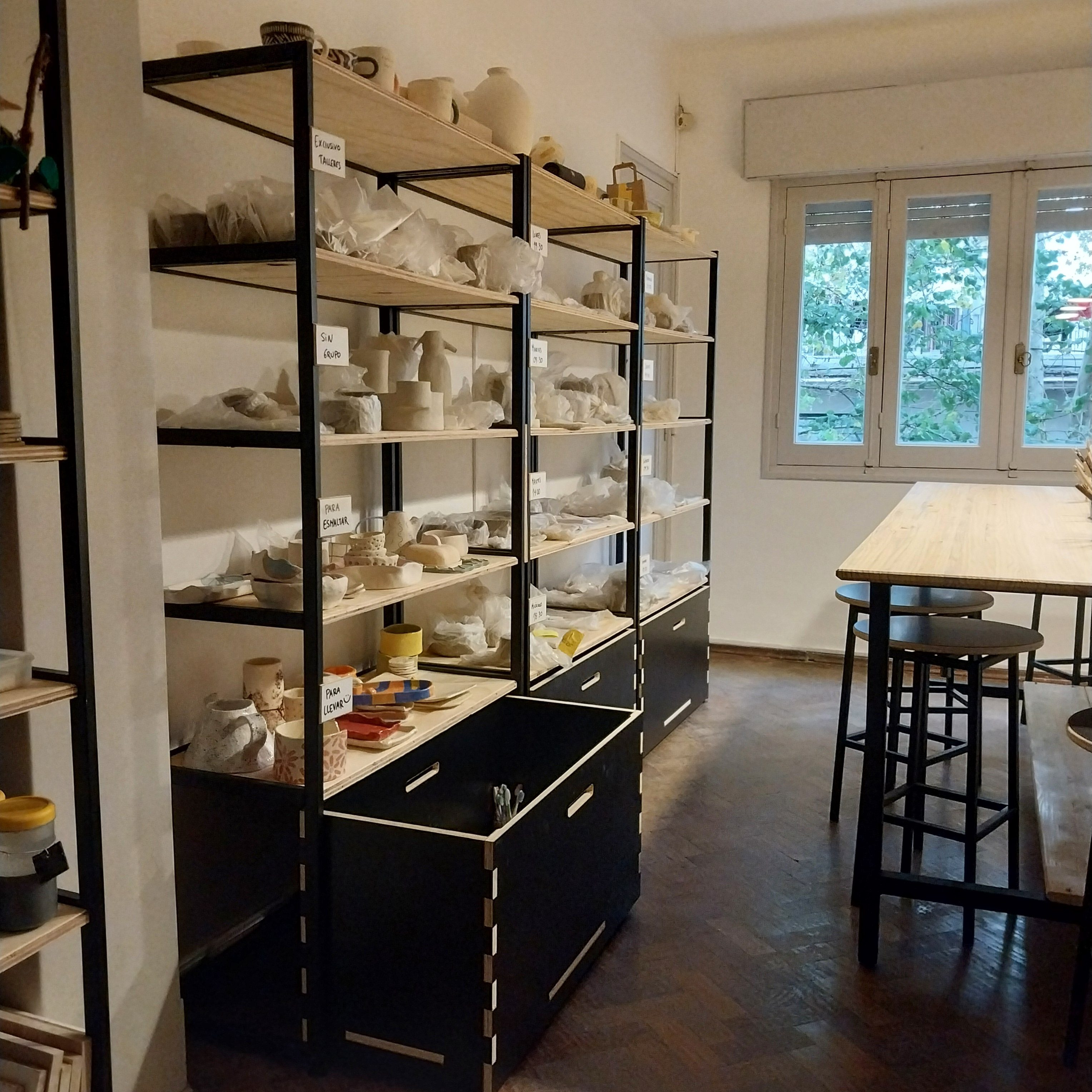Estanterías en hierro y madera. Estudio Gé, Montevideo, Ciudad de la costa