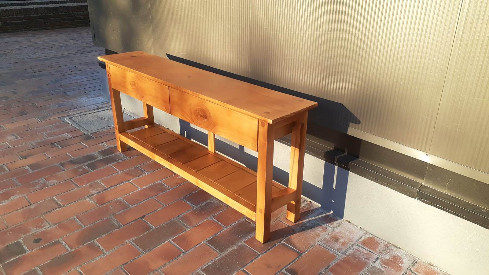 Mesa despojador en madera. Estudio Gé, Montevideo, Ciudad de la costa