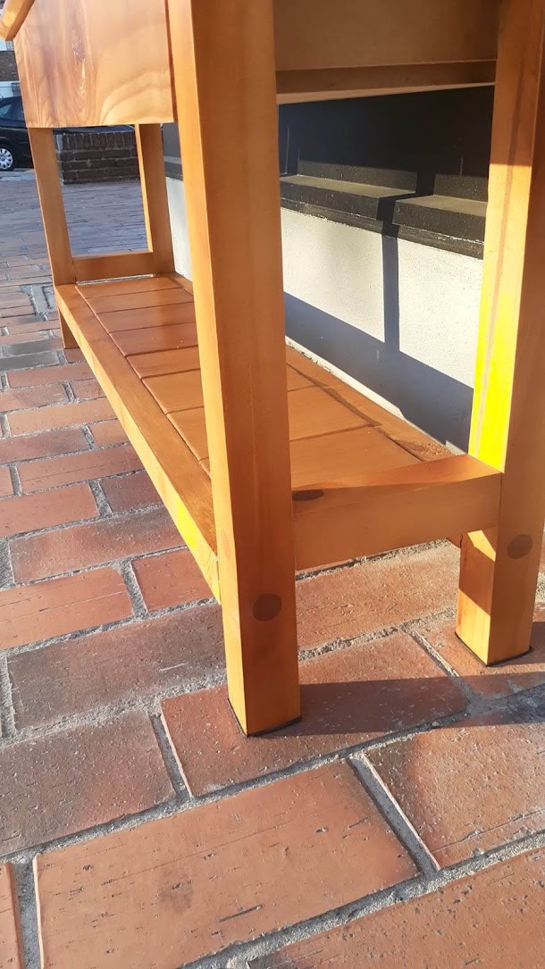 Mesa despojador en madera. Estudio Gé, Montevideo, Ciudad de la costa