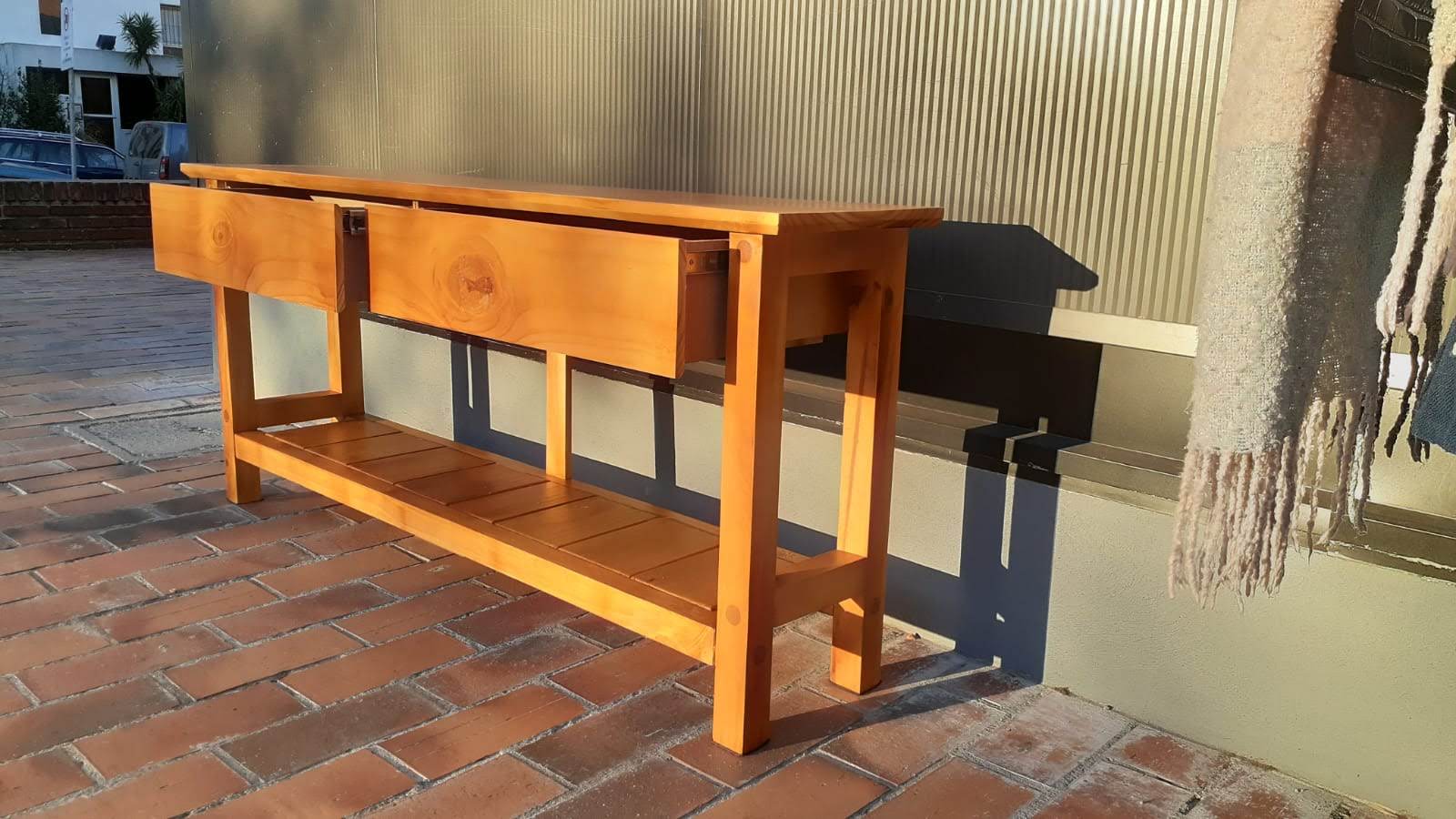 Mesa despojador en madera. Estudio Gé, Montevideo, Ciudad de la costa