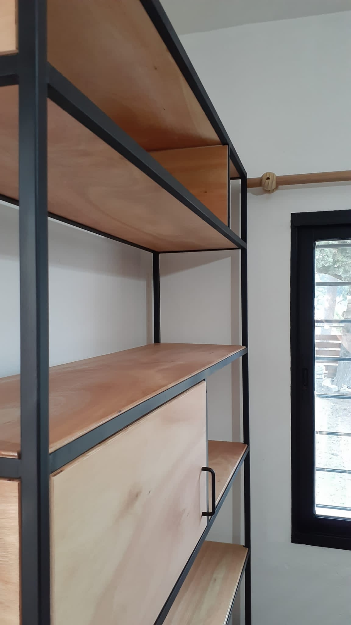 Estantería en hierro y madera. Estudio Gé, Montevideo, Ciudad de la costa