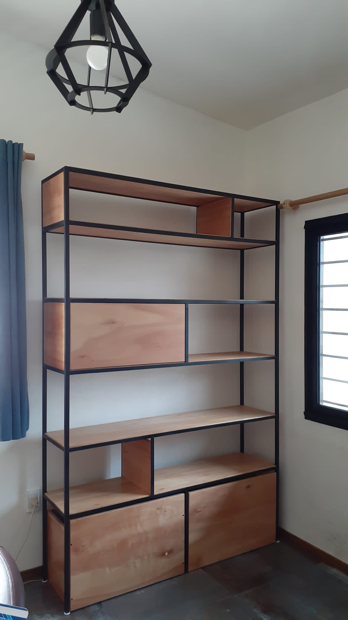 Estantería en hierro y madera. Estudio Gé, Montevideo, Ciudad de la costa