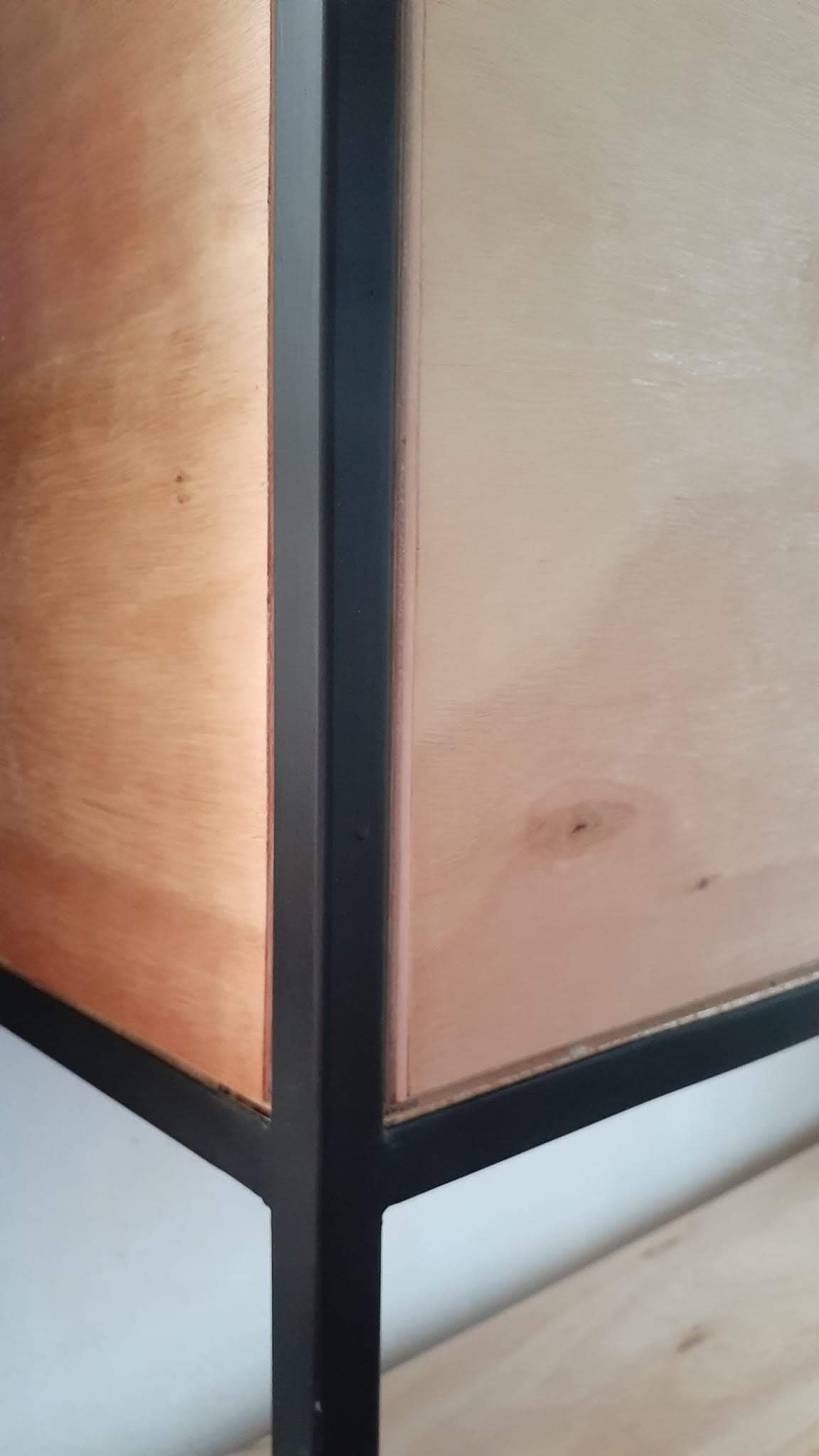 Estantería en hierro y madera. Estudio Gé, Montevideo, Ciudad de la costa