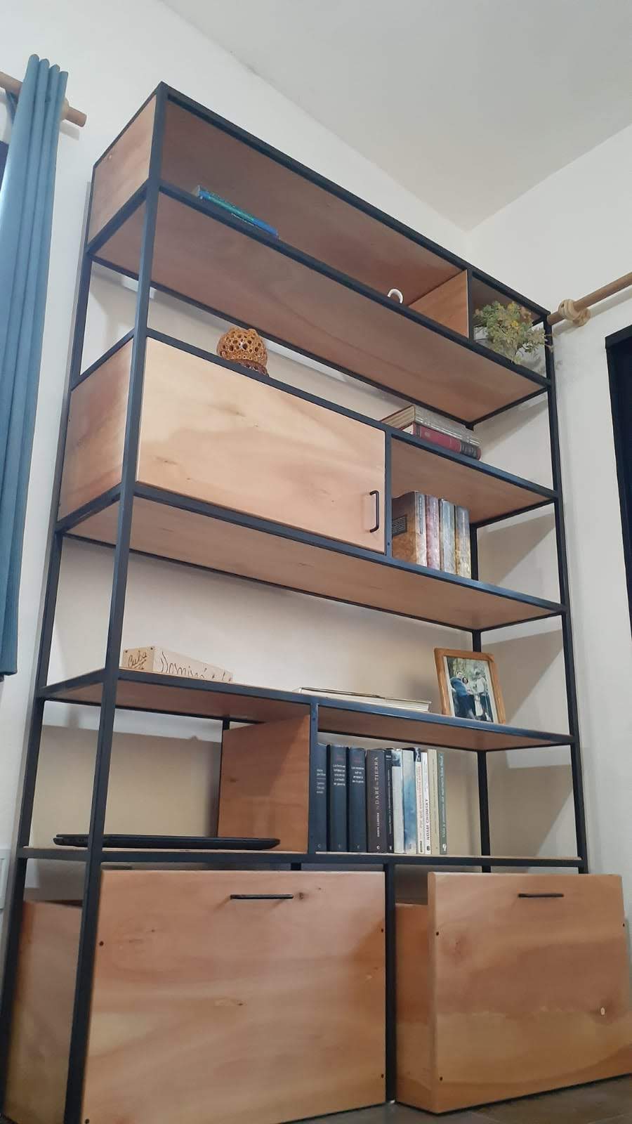 Estantería en hierro y madera. Estudio Gé, Montevideo, Ciudad de la costa