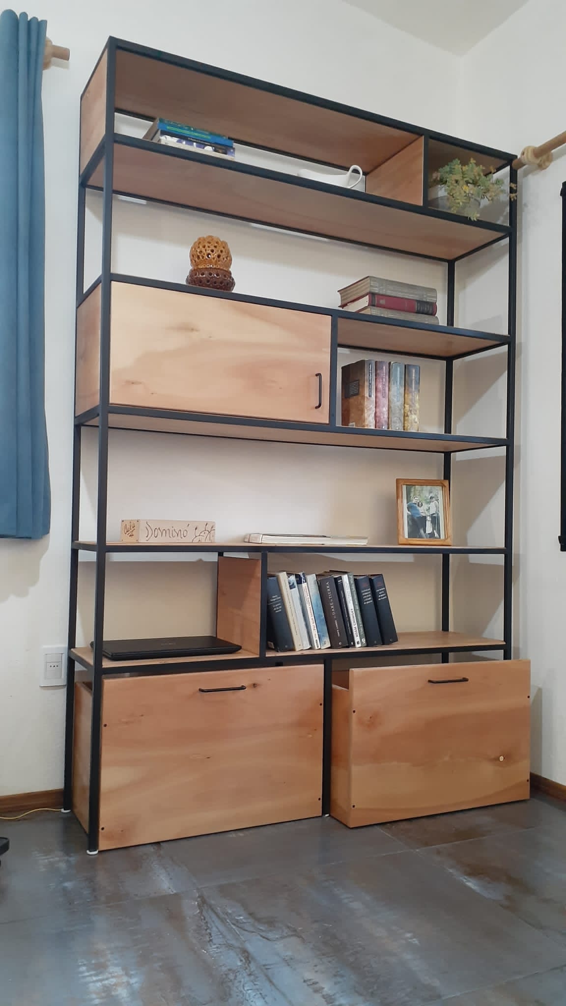 Estantería en hierro y madera. Estudio Gé, Montevideo, Ciudad de la costa