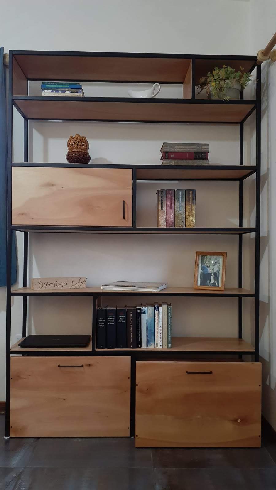 Estantería en hierro y madera. Estudio Gé, Montevideo, Ciudad de la costa