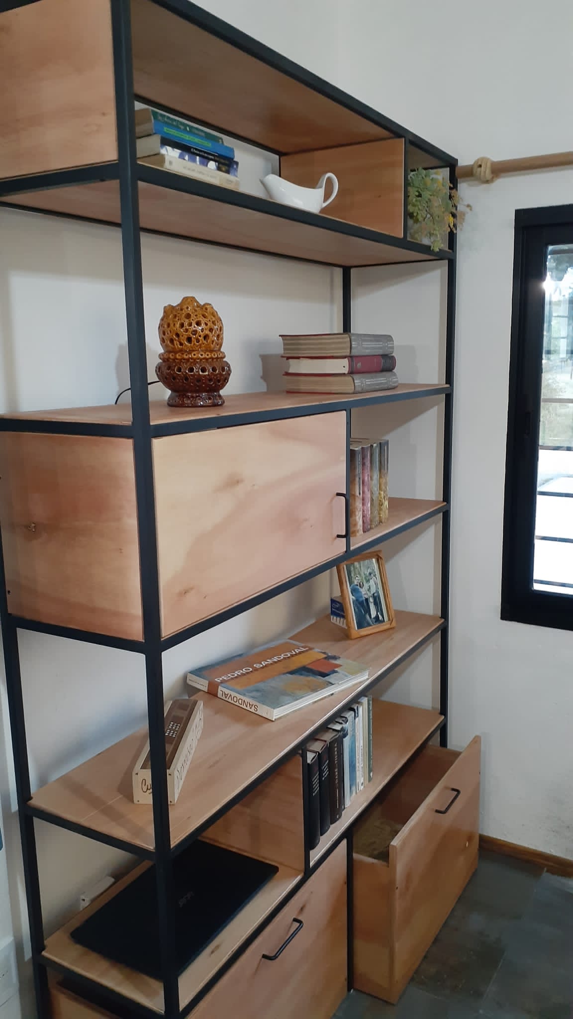 Estantería en hierro y madera. Estudio Gé, Montevideo, Ciudad de la costa