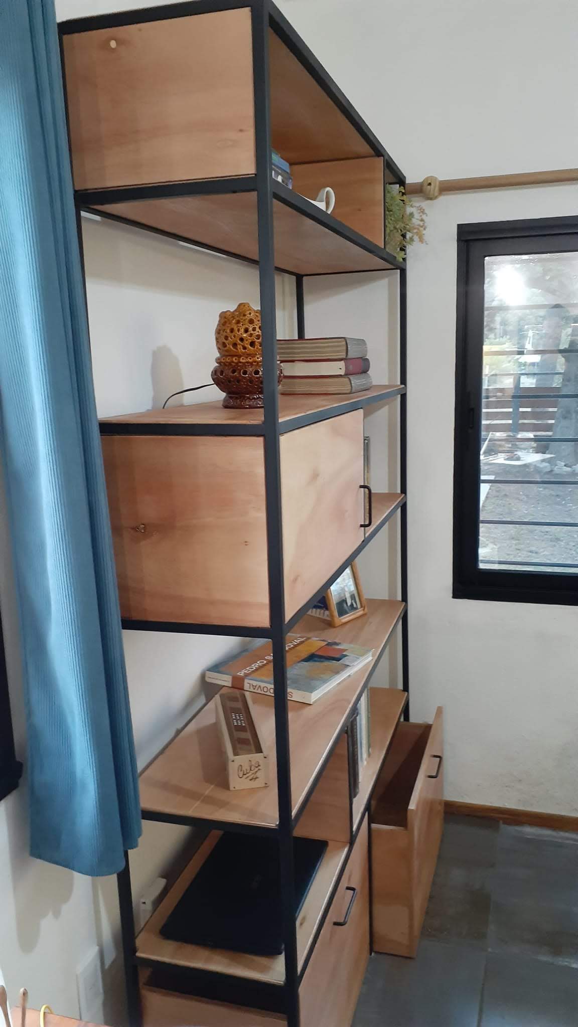 Estantería en hierro y madera. Estudio Gé, Montevideo, Ciudad de la costa