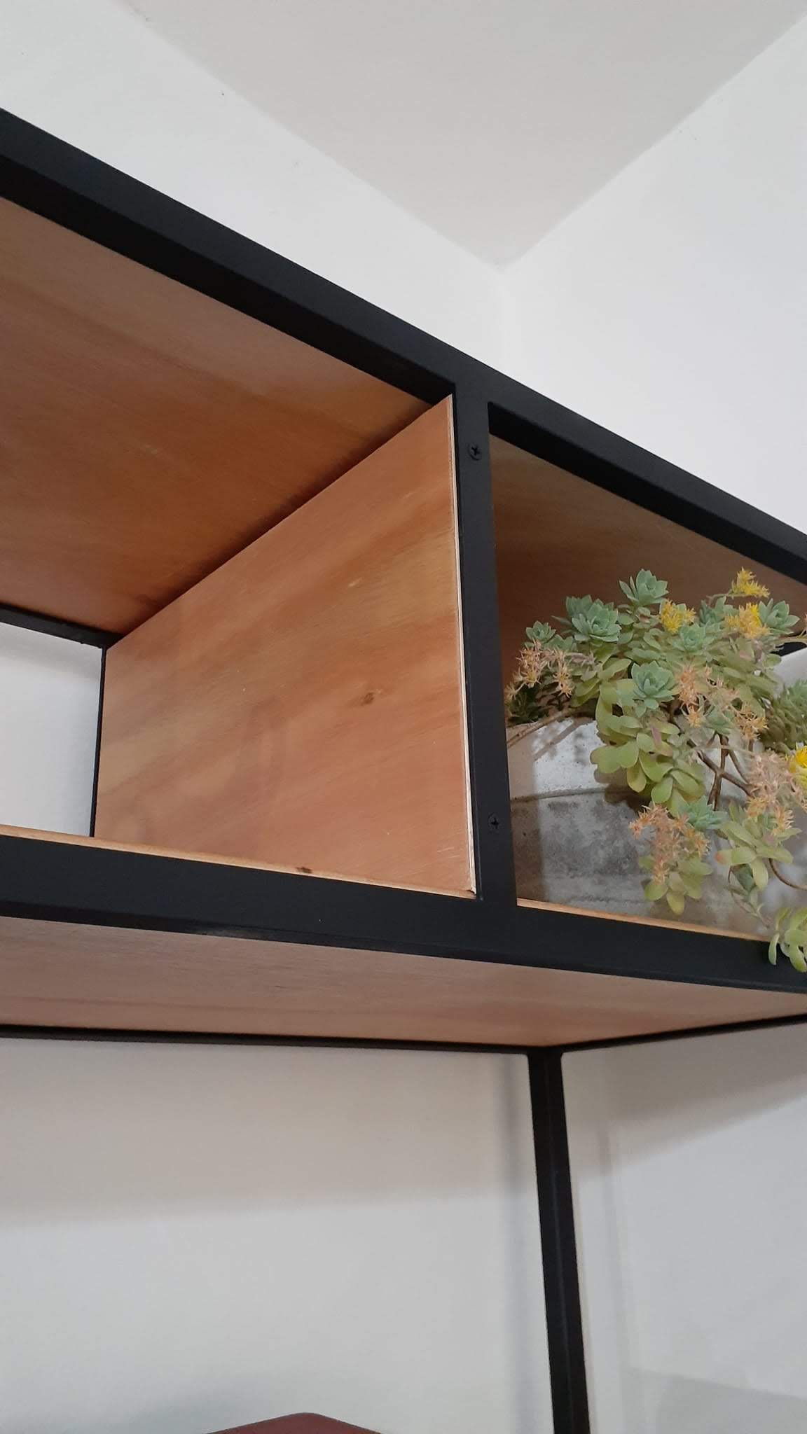 Estantería en hierro y madera. Estudio Gé, Montevideo, Ciudad de la costa