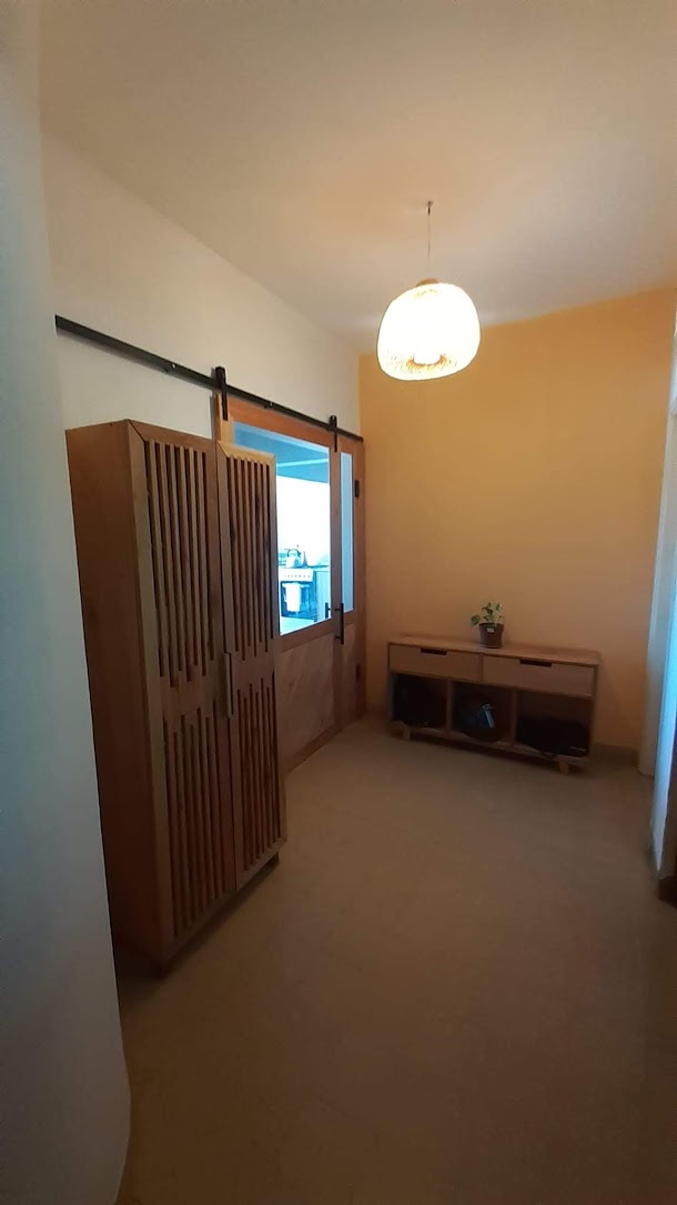 Mesa despojador en madera. Estudio Gé, Montevideo, Ciudad de la costa