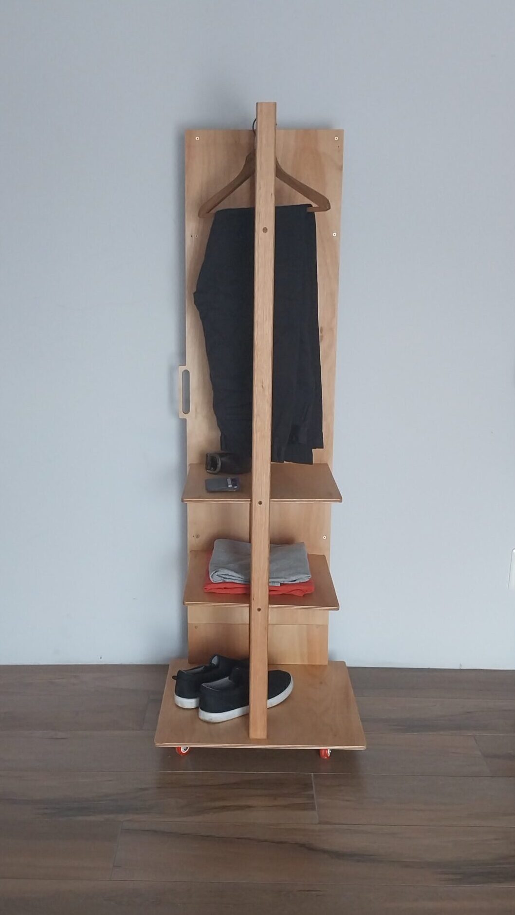 Despojador en madera. Estudio Gé, Montevideo, Ciudad de la costa