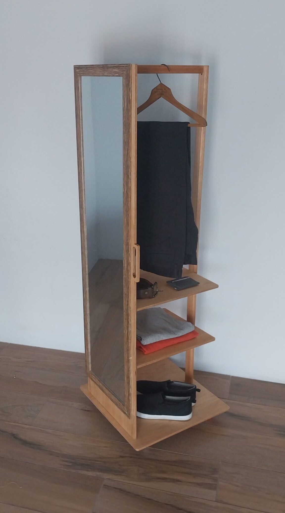 Despojador en madera. Estudio Gé, Montevideo, Ciudad de la costa